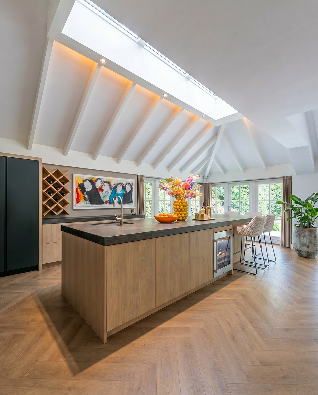 keuken eiland, houten kasten, granieten werkblad, barstoelen, vinyl-vloer parquet