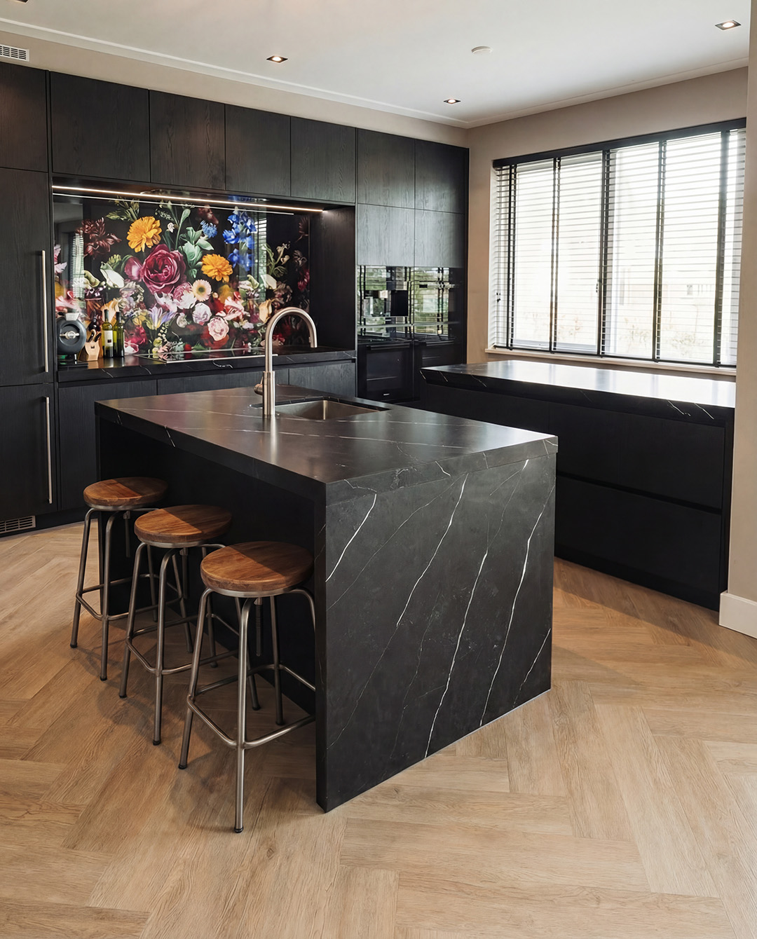 keukeneiland, marmer, zwart, barstoelen, inbouwkasten