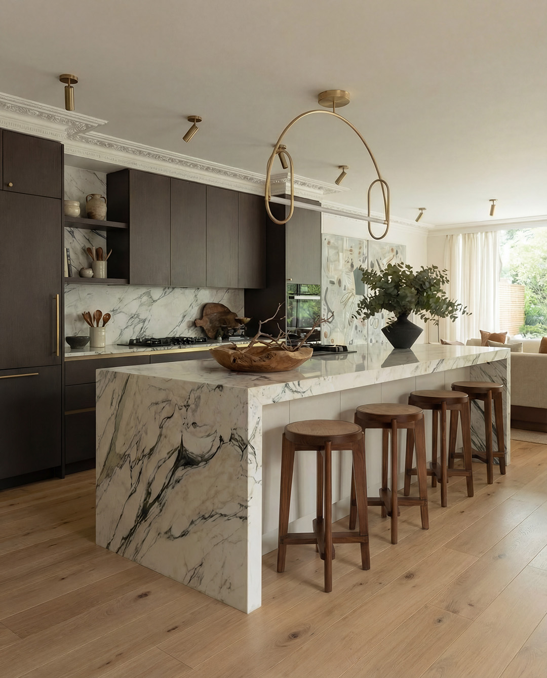 keuken, marmeren eiland, hout, barstoelen, groot open keuken