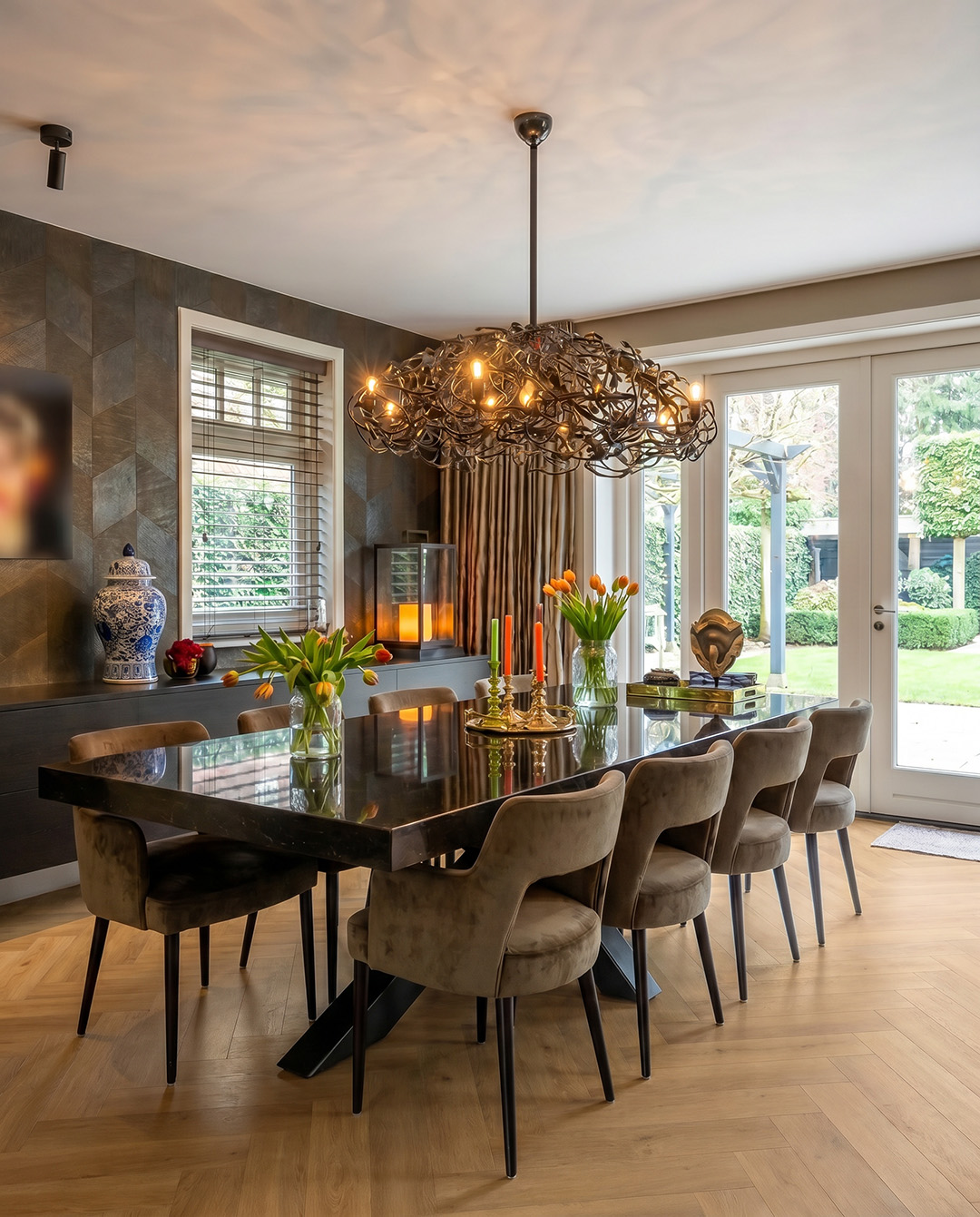 tafel, eettafel, marmeren tafel, houten vloer, hanglamp