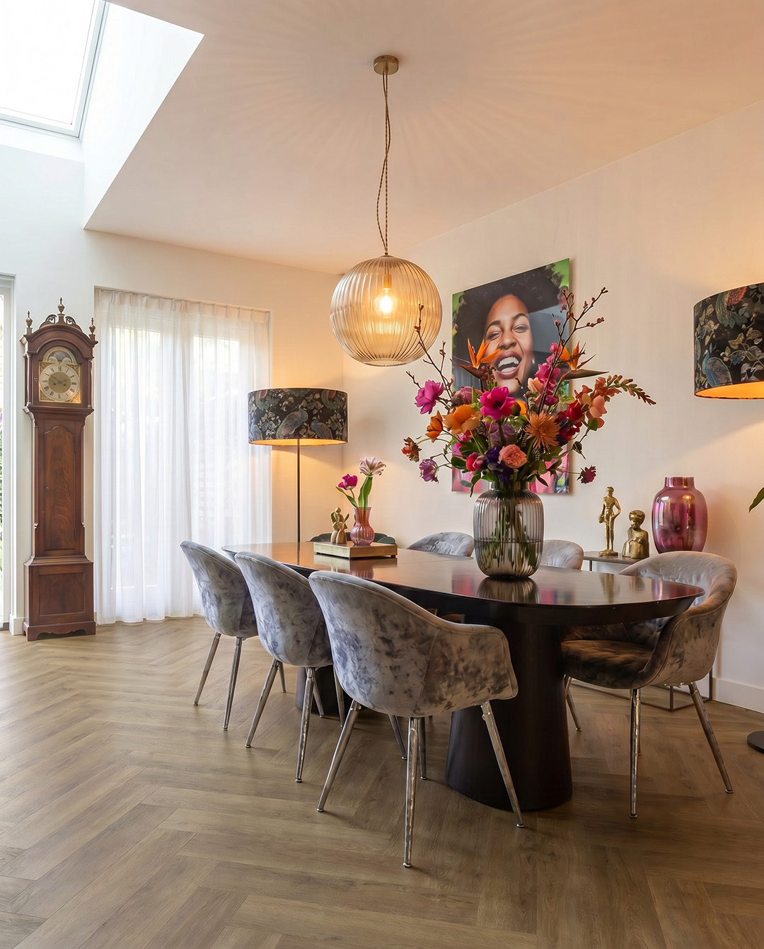 eettafel, ligbanketstoel, vloerkleur, vaas met bloemen, klok