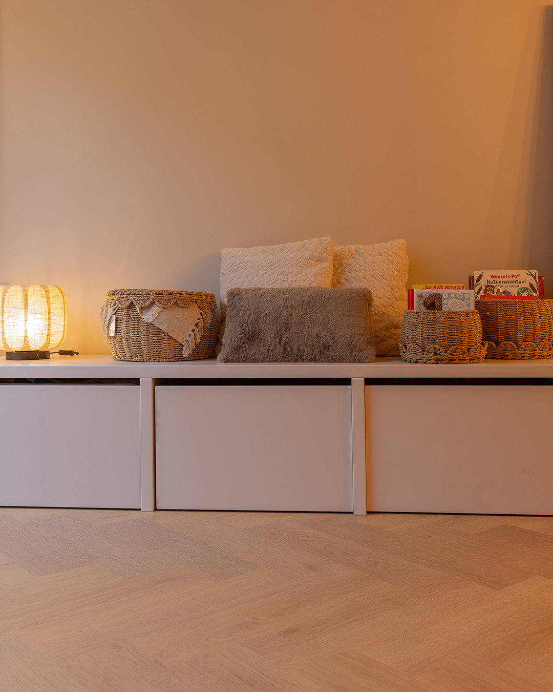 wicker basket, storage box, kussens, lamp, houten vloer