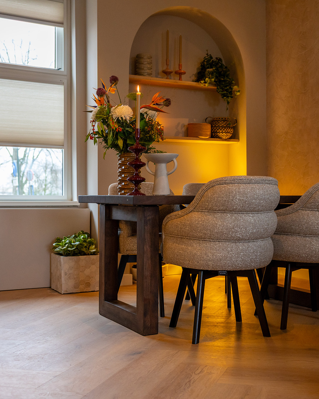 eetkamertafel, houten tafel, kamerstoel, vazen, decoratie