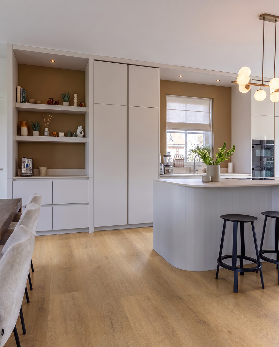 keuken, eiland, kastenwand, houten vloer, neutrale kleuren