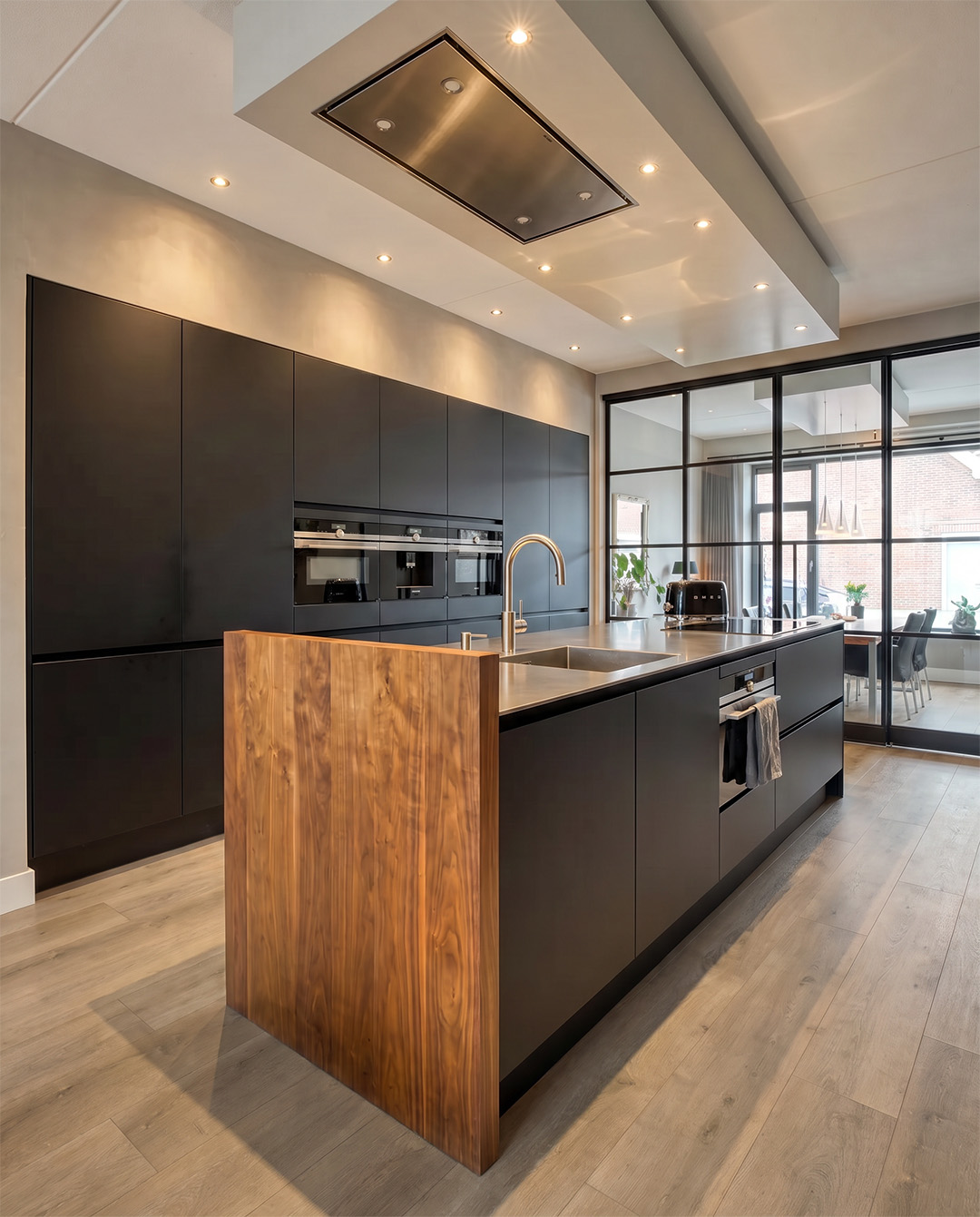keuken, eiland, mat zwart, inbouwapparatuur, houten paneel
