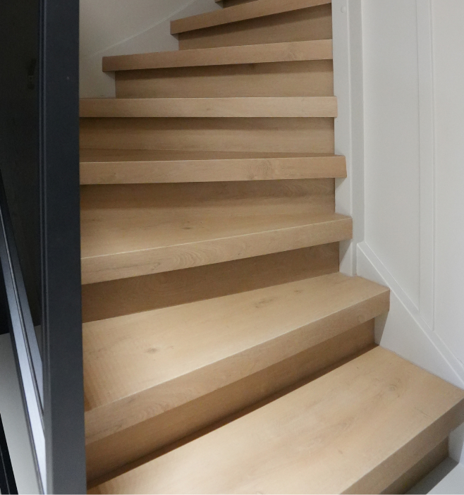 houten trap, trapstappen, woningtrap, eiken hout, binnenhuis