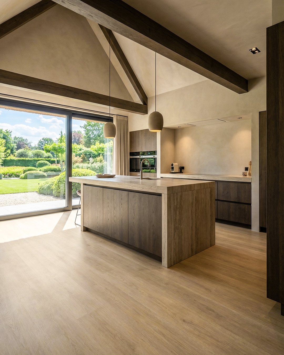 keuken, eiland, houten afwerking, kiezelkast, grote ramen