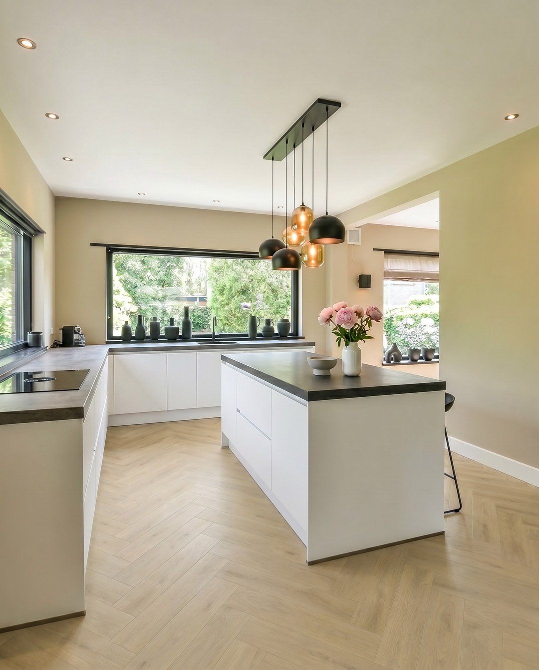 keuken, kookeil, eiland, houten vloer, inbouwkookplaat