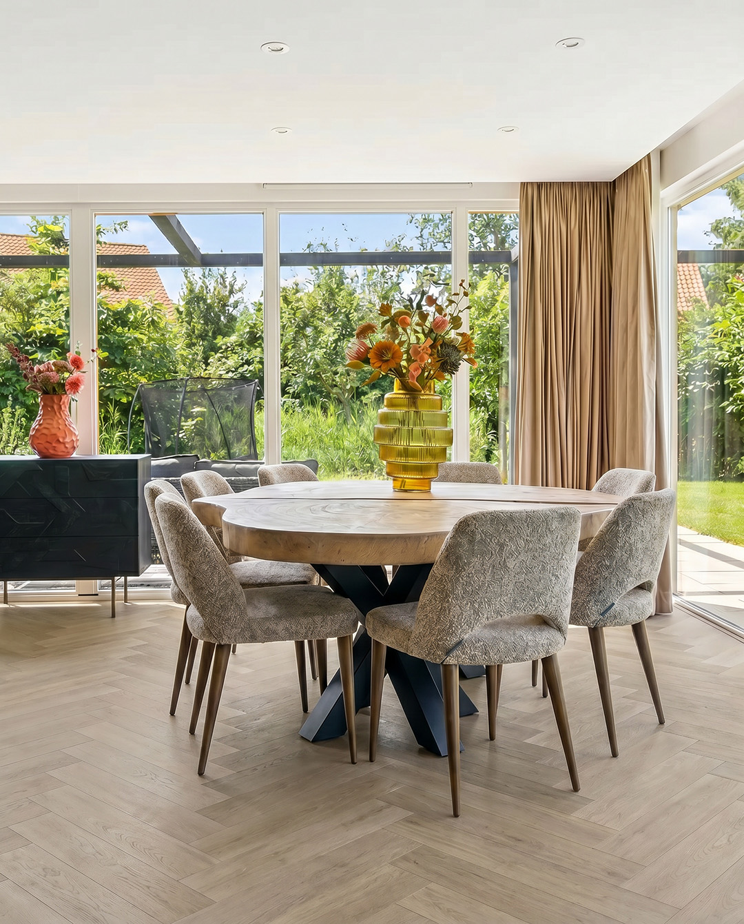 eettafel, ronde tafel, houten tafel, klinkende poten, ruime eetkamer