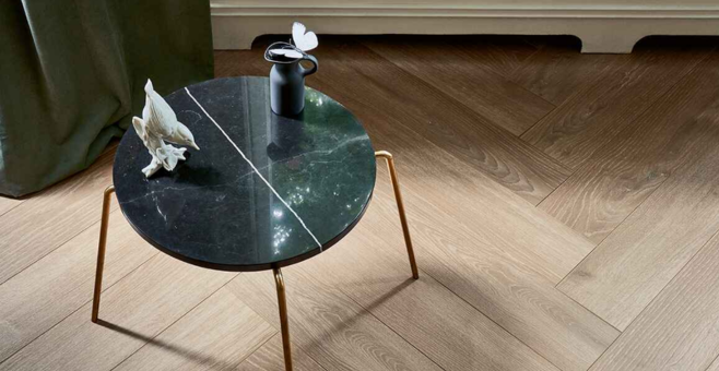 salontafel, marmeren tafelblad, rond tafeltje, grijze/zwart tafel, houten poten