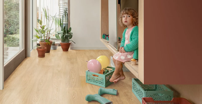 kinderschoent, houten vloer, ballen, opbergdoos, kartonnen kist