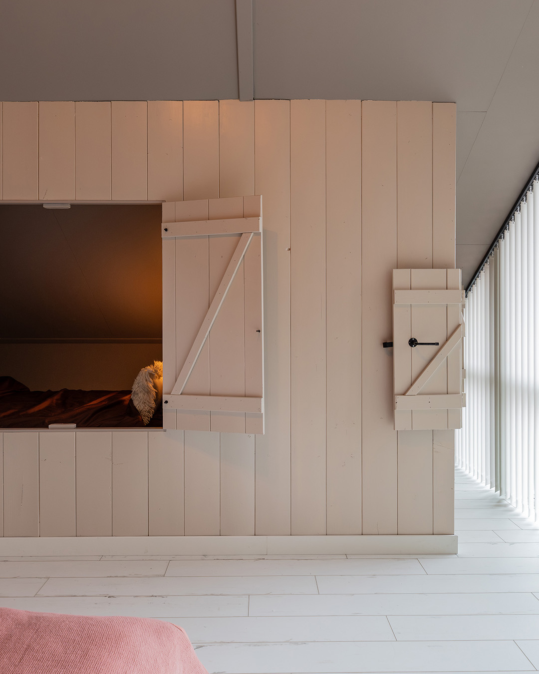 bedroom, wandpaneel, raamluik, floos, roze deken