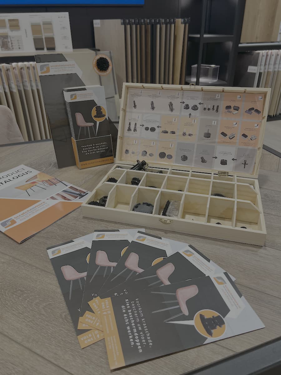 koffer met valuta, interieurmateriaal, miniatuur gereedschapset, opbergbox houten, brochure set