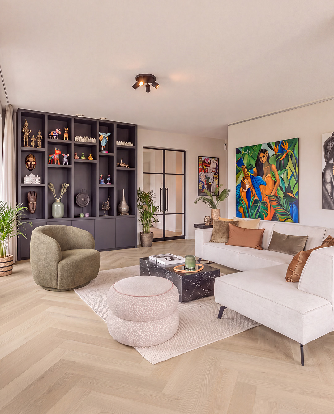 woonkamer, bankstel, salontafel, plankenkast, kunstwerk