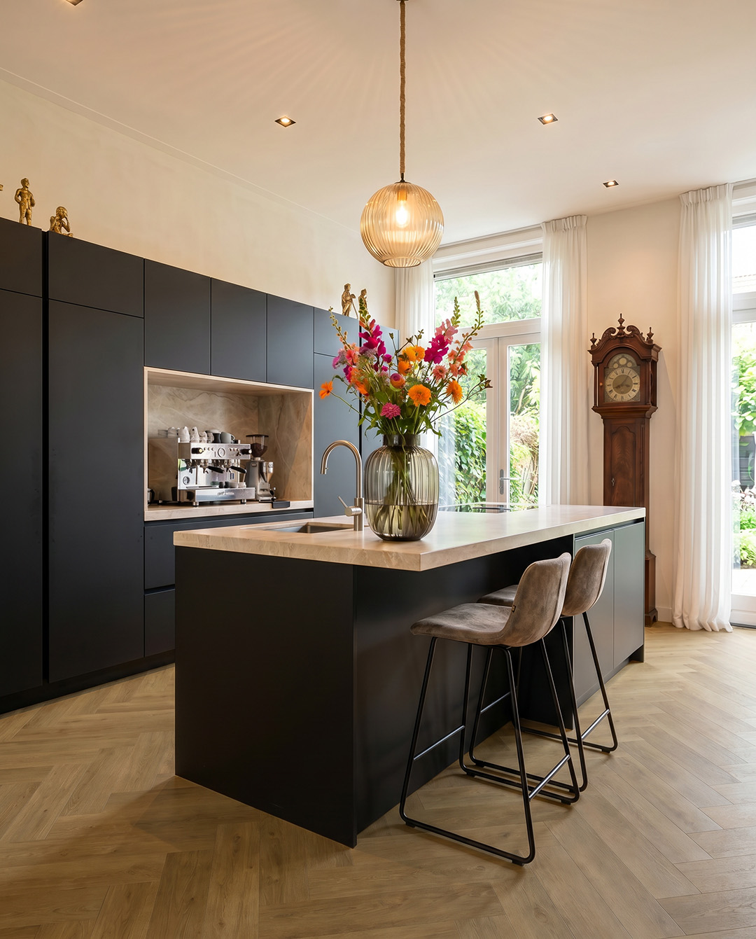 keuken, eiland, kookeiland, donkerblauwe kast, bloemenvaas