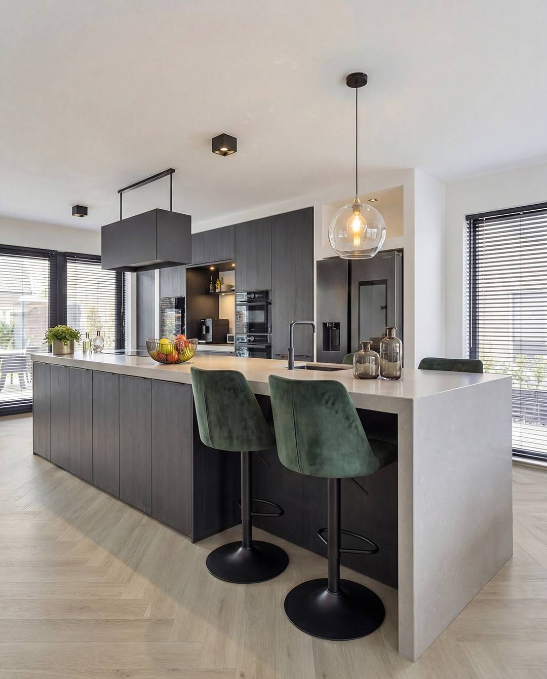 keuken, eiland, barstoelen, groene stoel, kitchenette