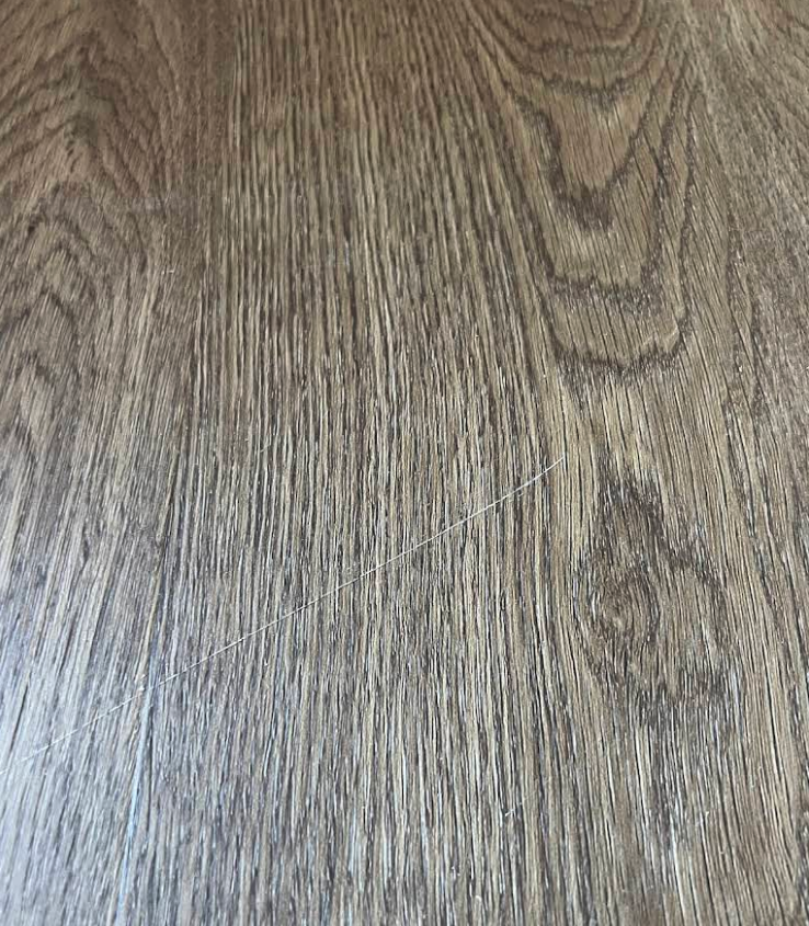 houten vloer, eiken print, nerf structuur, vijzelende kras, plankdecor