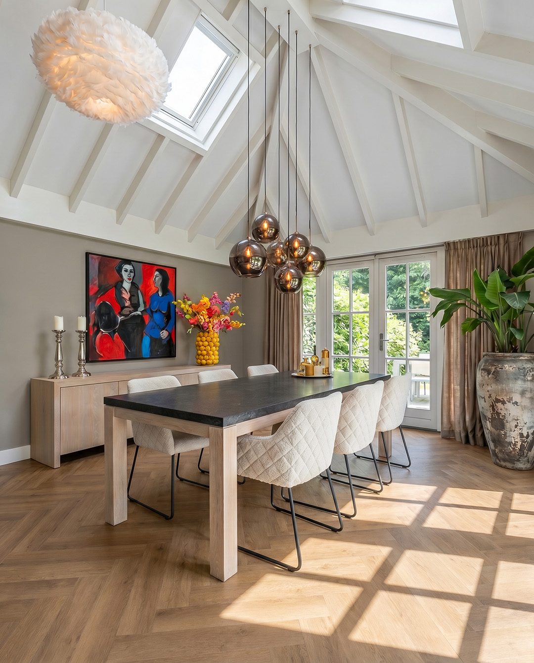 eettafel, houten tafel, zwarte blad, kamerverlichting, zitten vereisten