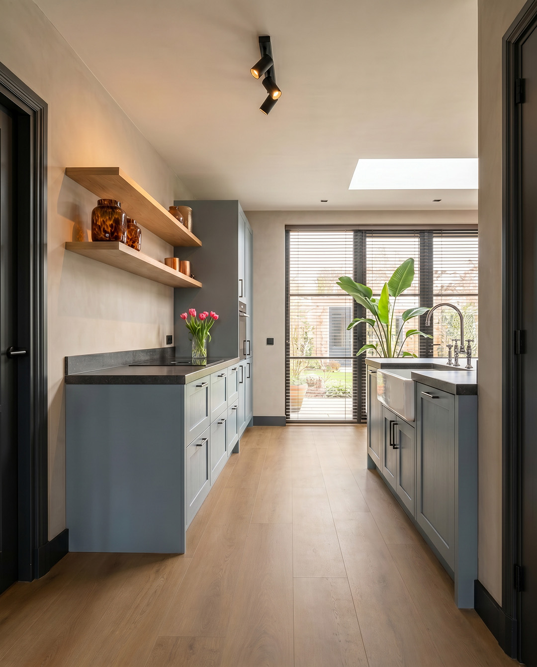 keuken, kasten, blauwe kast, stenen aanrecht, planten