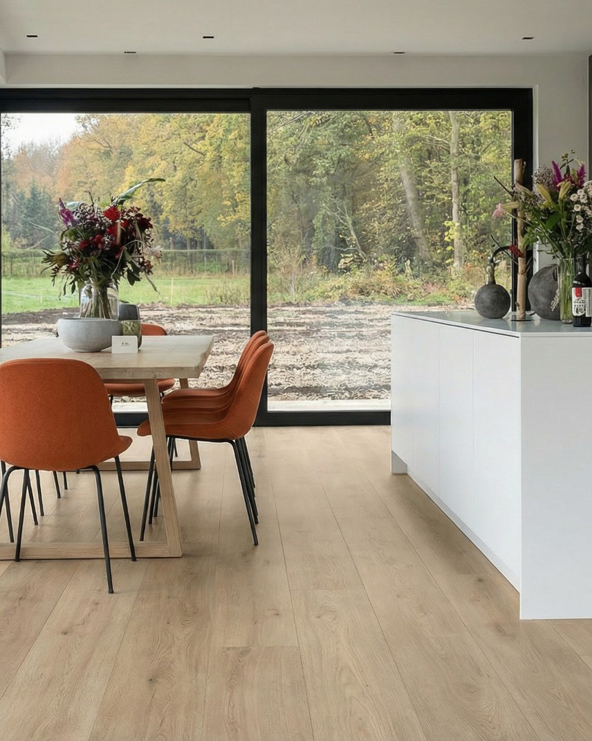 eetkamer, houten vloer, tafel, oranje stoel, kookeiland met bloemen