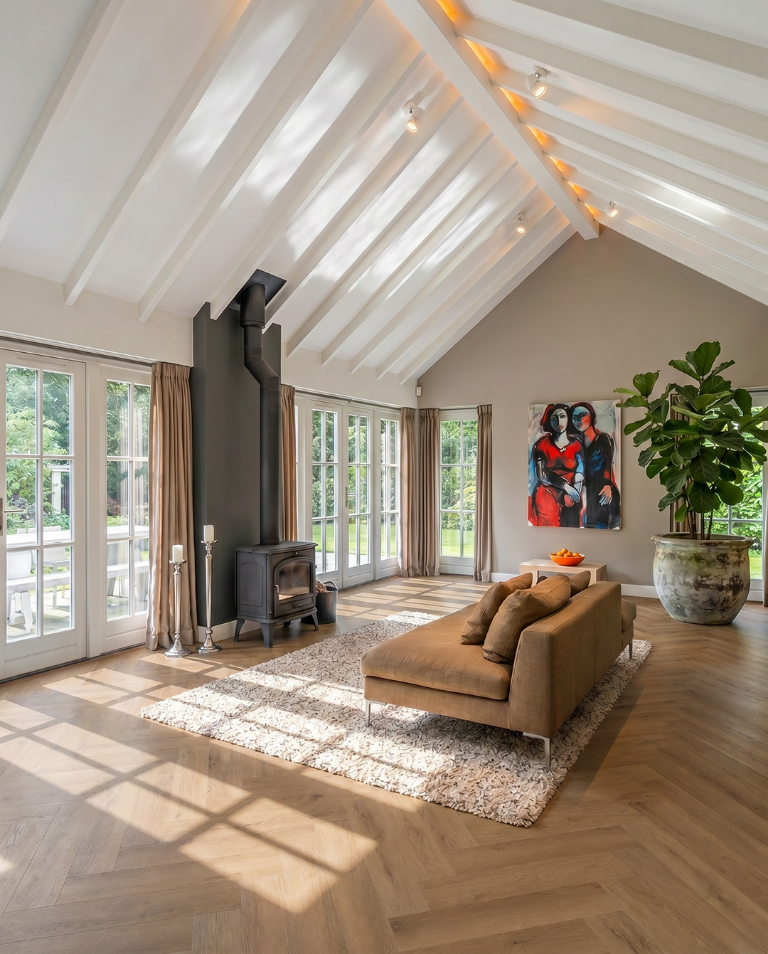 woonkamer, haard, divan, planten, kunstwerk