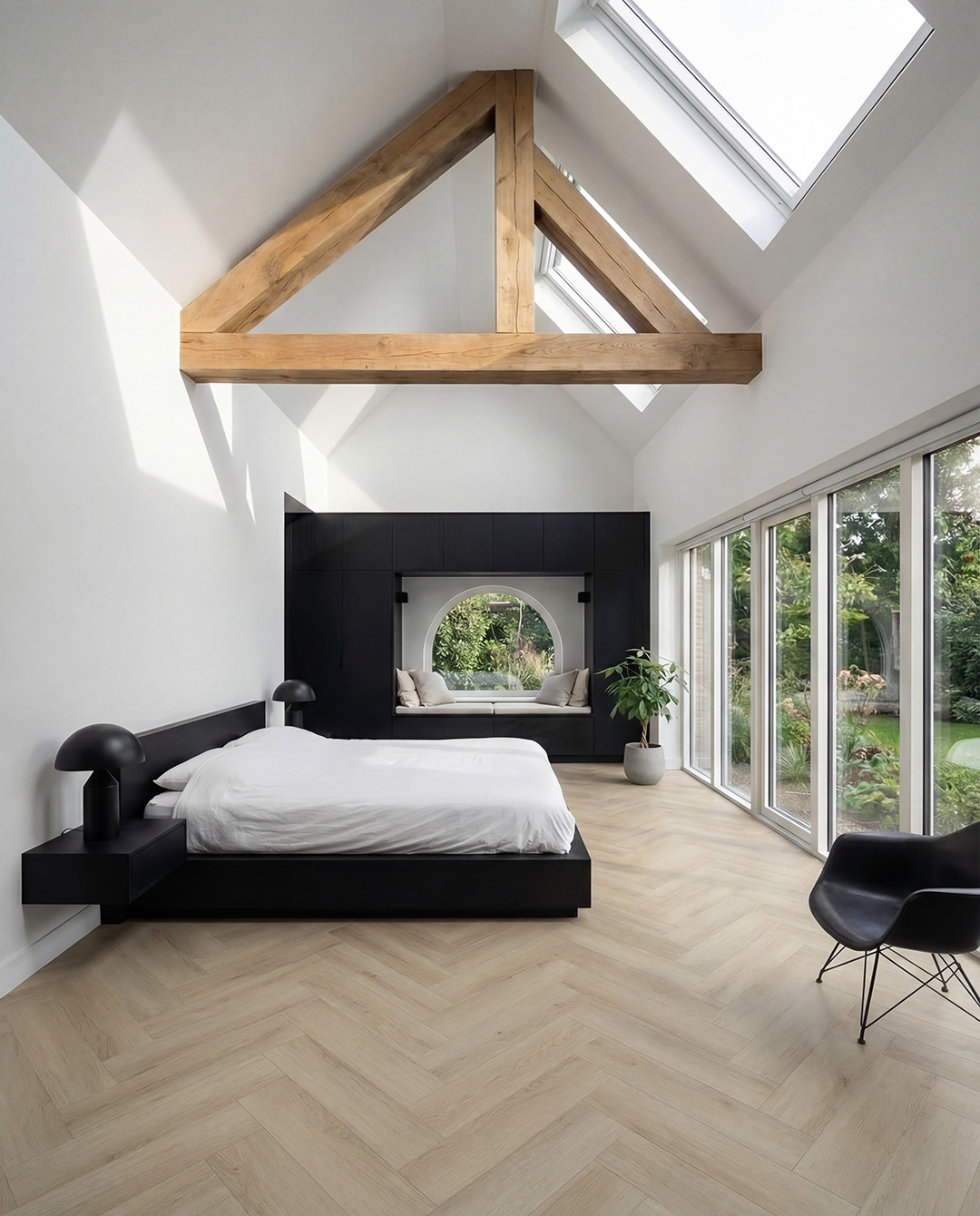 slaapkamer, houten balk, piramide dak, groot venster, neutrale kleuren