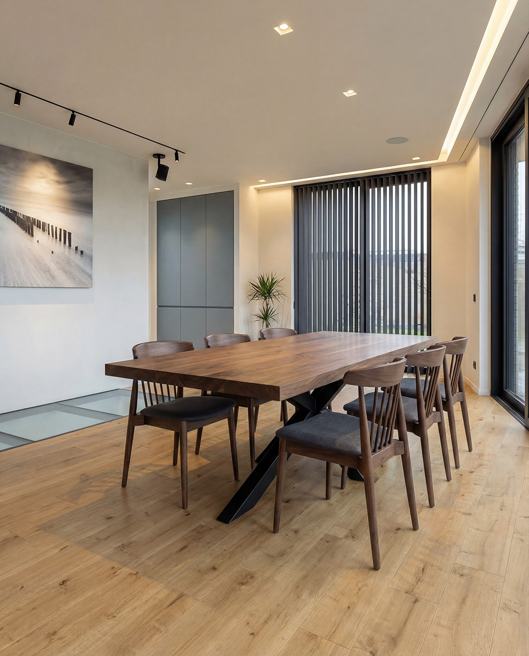 eettafel, houten tafel, eetkamer, neutrale inrichting, grote tafel