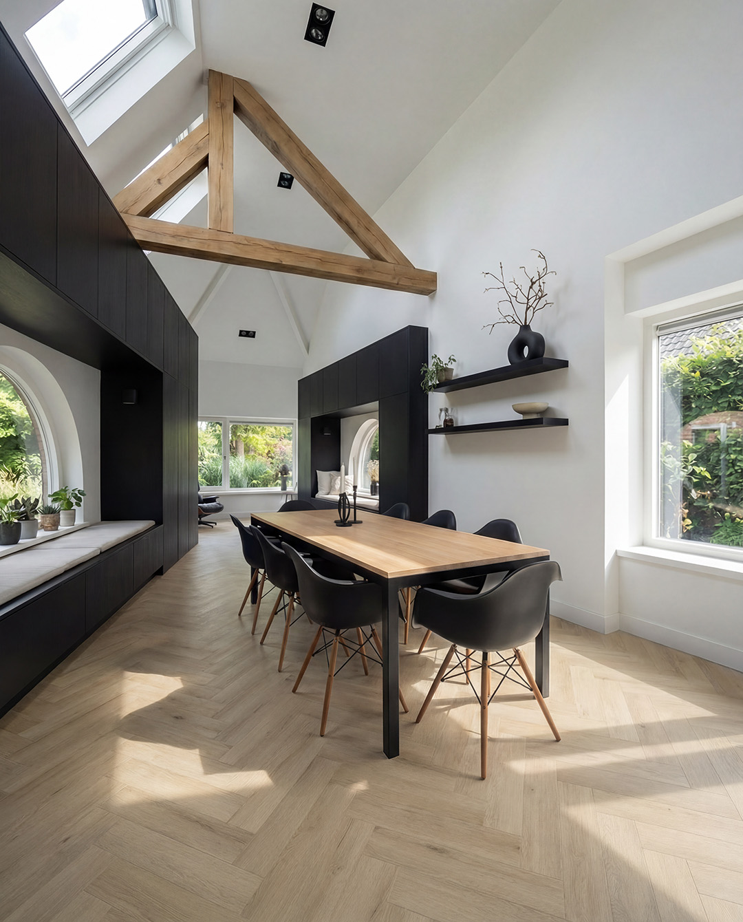 eettafel, houten tafel, keuken, black decor, open woonkamer