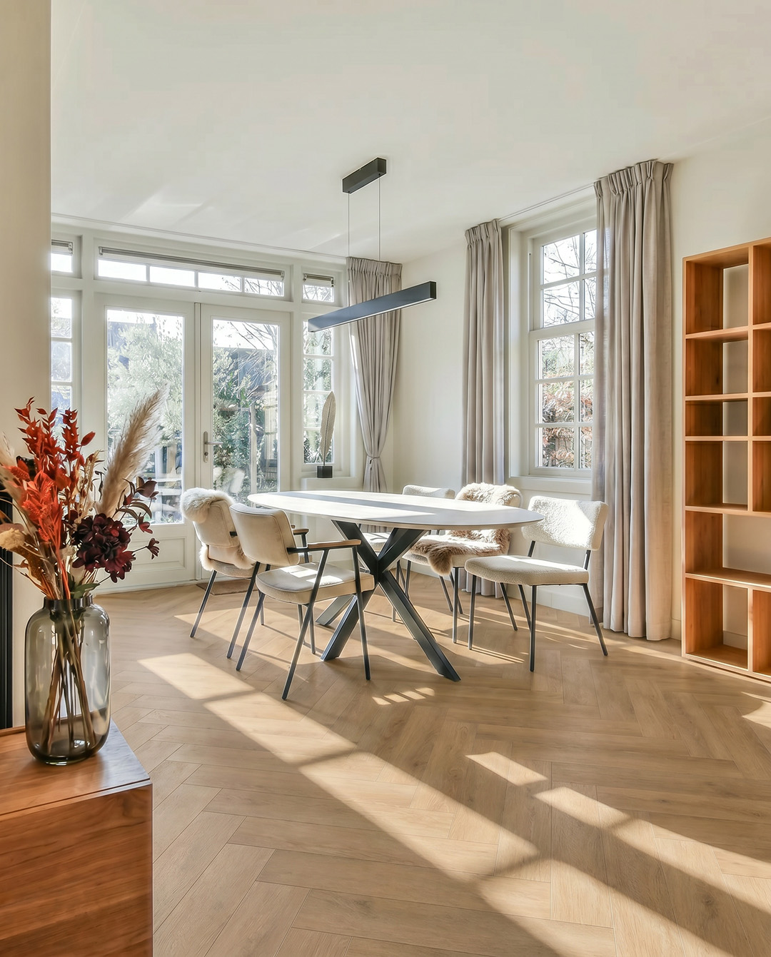 eettafel, tafel, zithoek, houten vloer, interieur