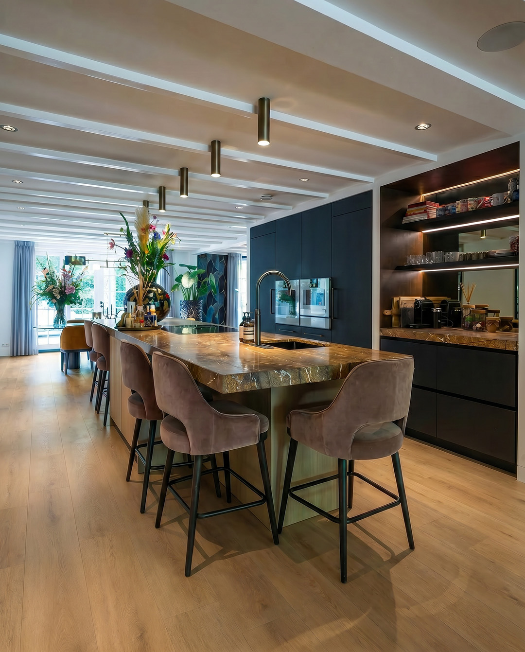 keuken, eiland, barstoelen, marmeren blad, kookeiland