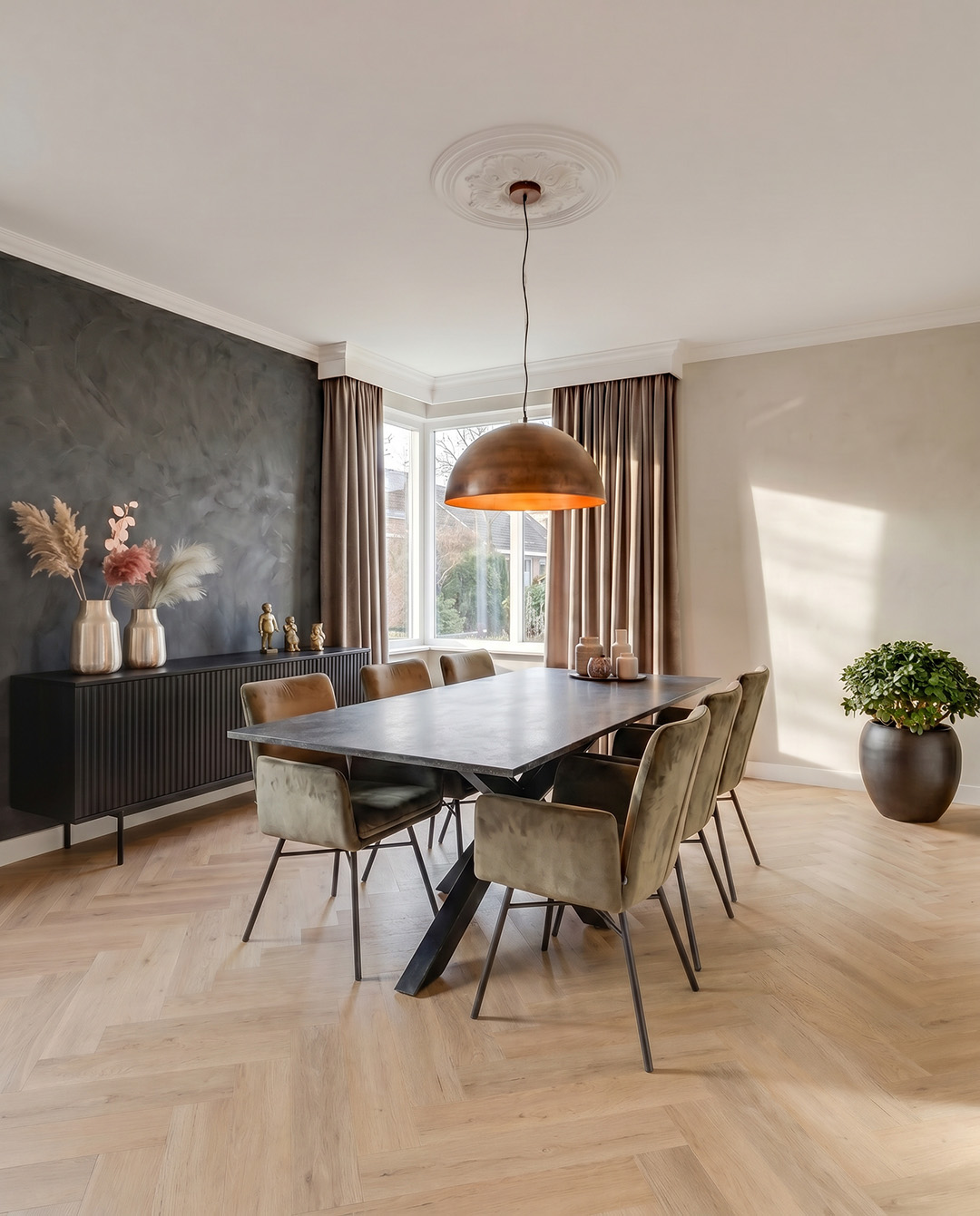 eetkamertafel, houten tafel, metaalbasis, hanglamp koper, eetkamerstoelen