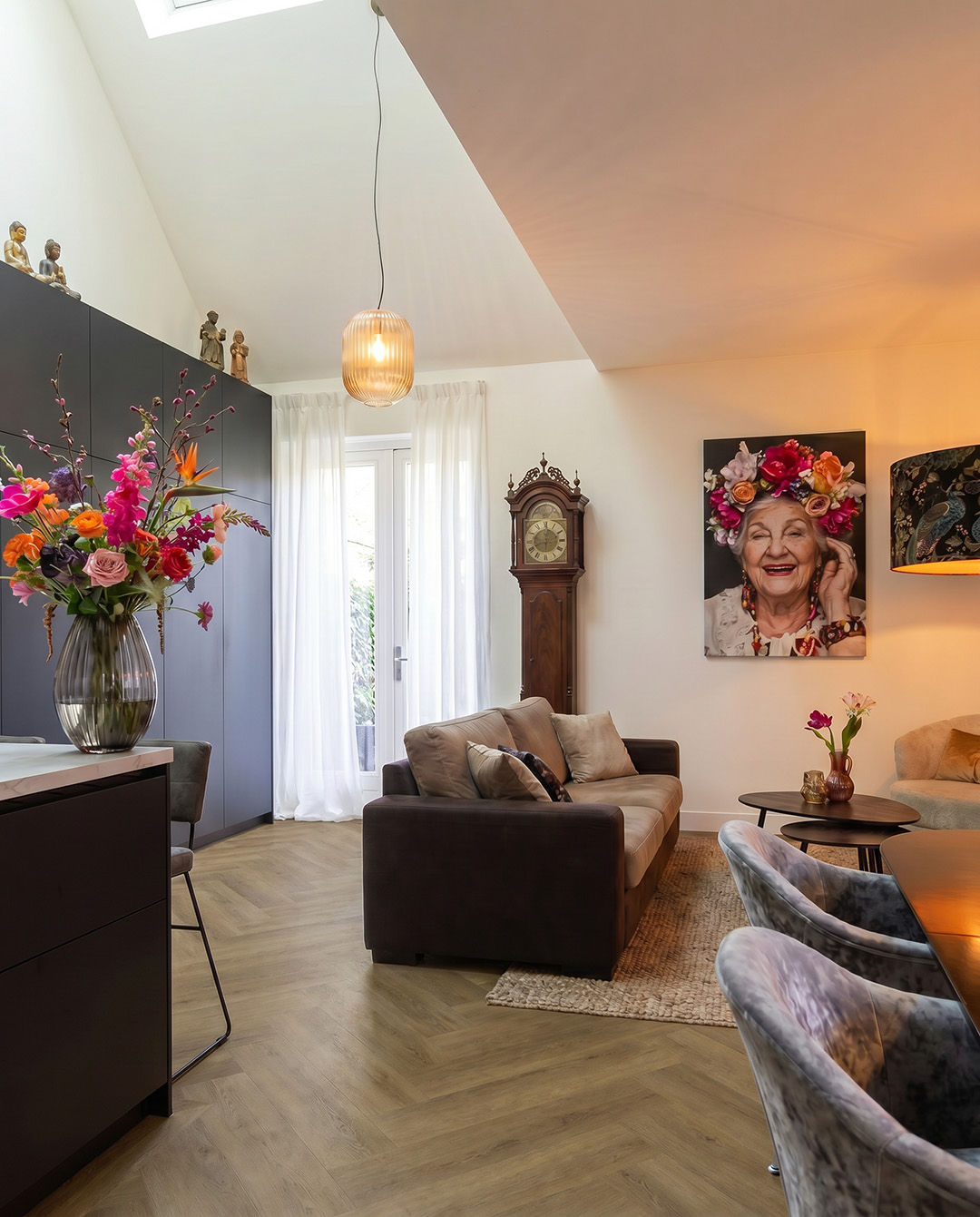 interieur, woonkamer, bank, vloerkleed, vazen, kunstbeeldje, klok, florale