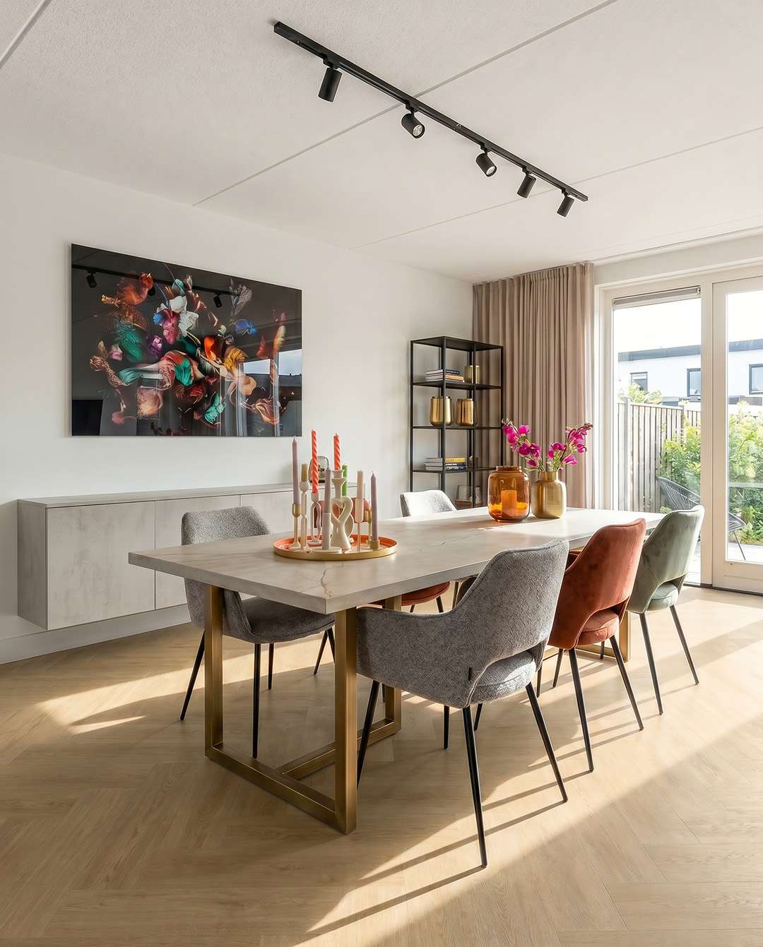 eettafel, houten tafel, kandelaarset, wanddecoratie, vloerplank