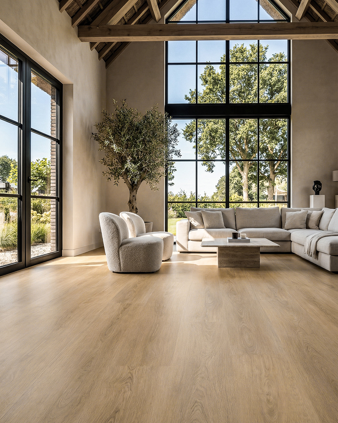 woonruimte, houten vloer, groot raam, luxe sofa, tafel