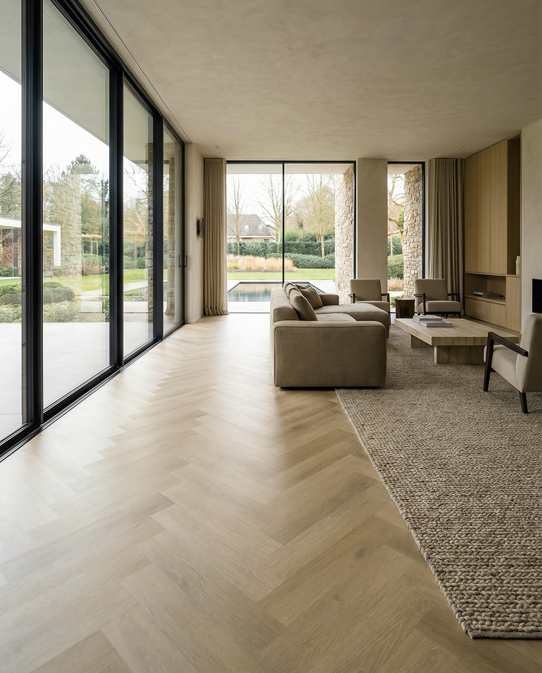 houten vloer, visgraat patroon, modern woonkamer, large glaspartijen, neutrale kleuren