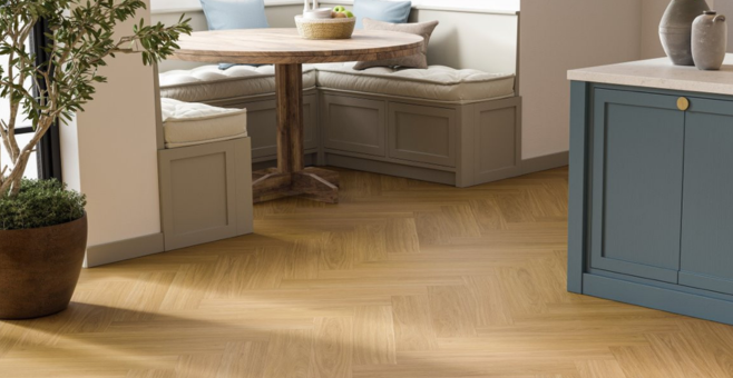 houten vloer, herringbone patroon, keuken/eethoek, tafel, bank/bankje
