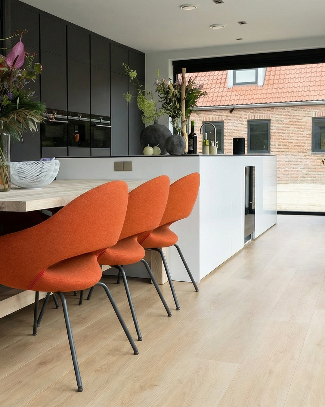 eettafel, keuken, barstoel, oranje, houtenvloer