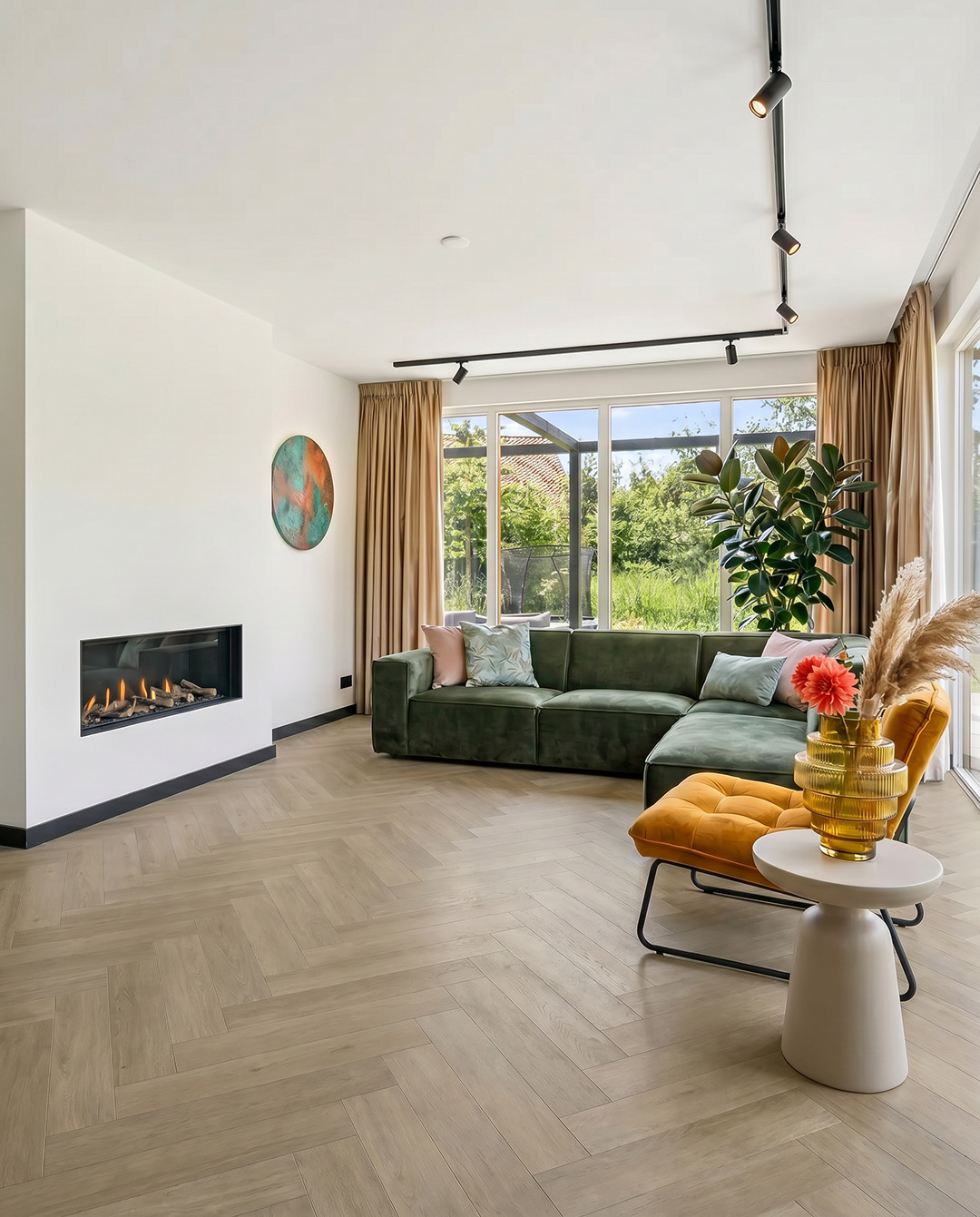 living room, sofa, groene bank, haard, kamerplant
