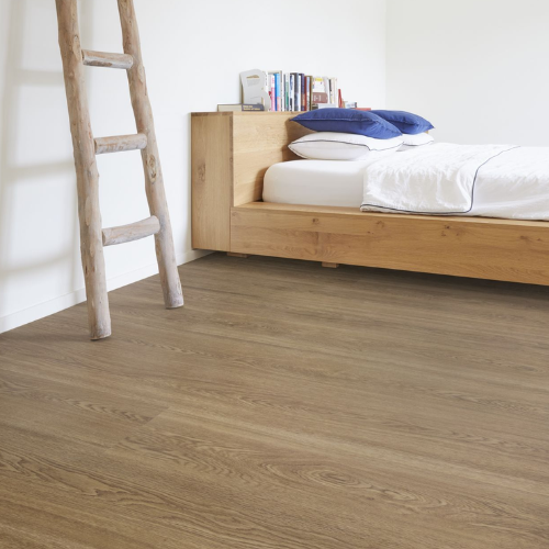 houten vloer, laminaat, eenvoudige slaapkamer, bed met houten frame, boekenplank