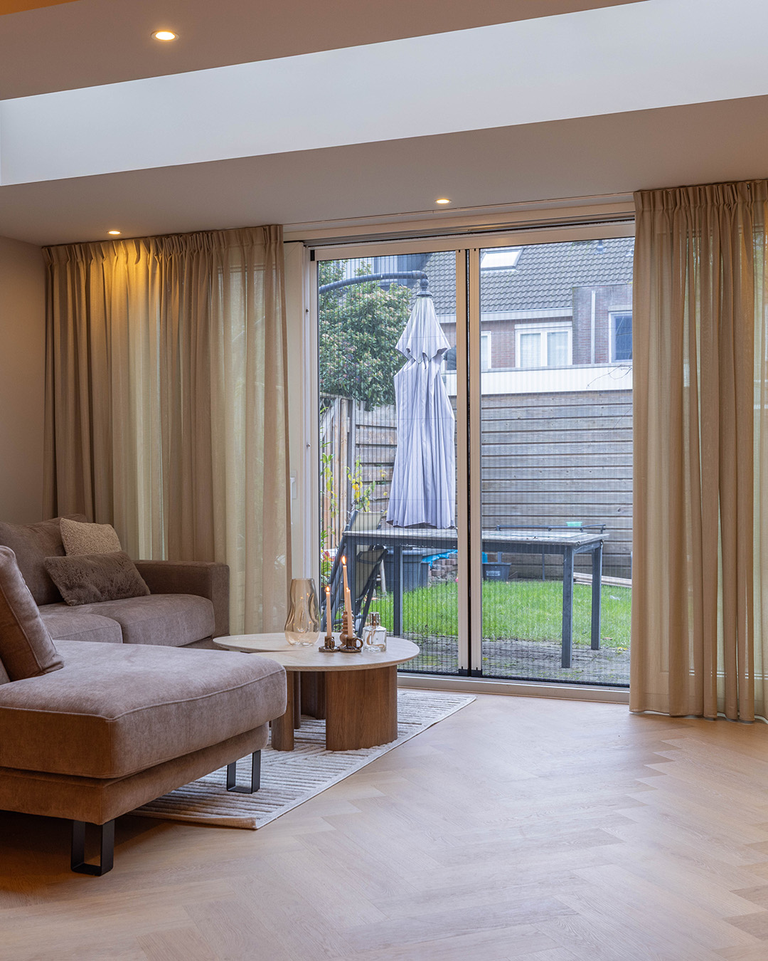 type:sofa, color:beige, material:fabric, setting:living room, feature:reclined sofa