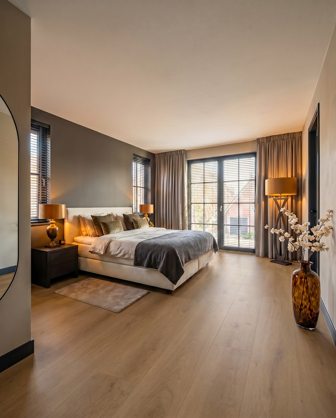 bed, king-size, linnen, lampen, vaas