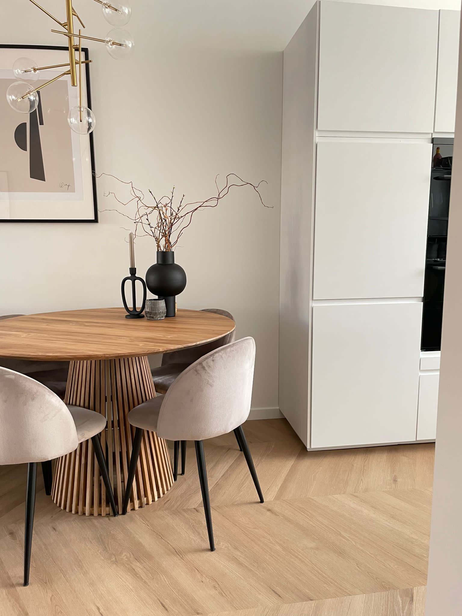 eettafel, rond, hout, vierkante pootjes, ikea-stijl