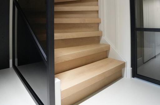 houten trap, trapposten, houten constructie, trapdetails, neutrale kleur