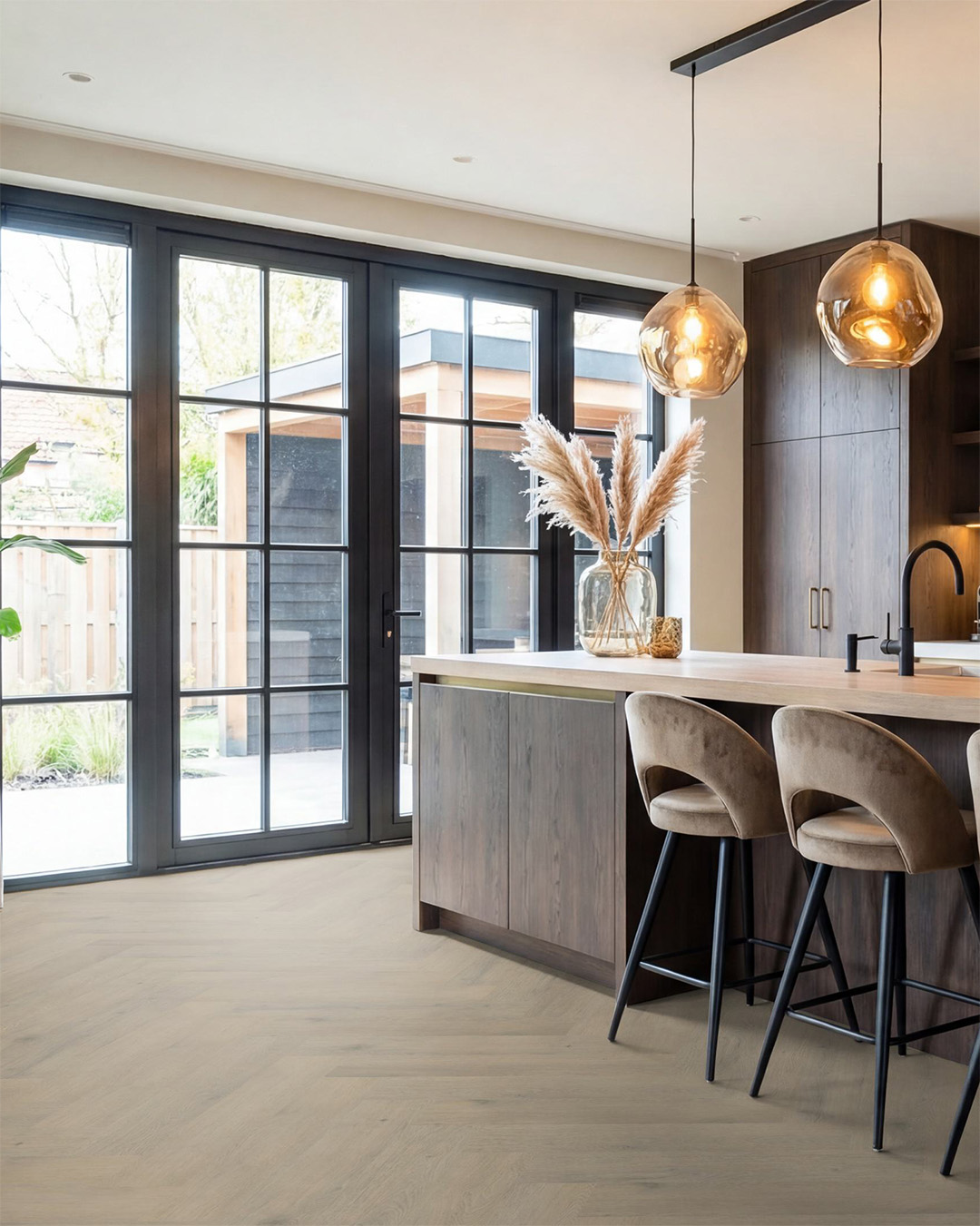 keuken-eiland, houten-kasten, barstoel, glasdeur, pendelverlichting