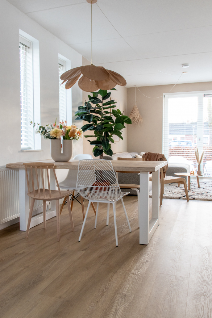 Rechte stroken plak pvc in de kleur licht eiken in een woonkamer