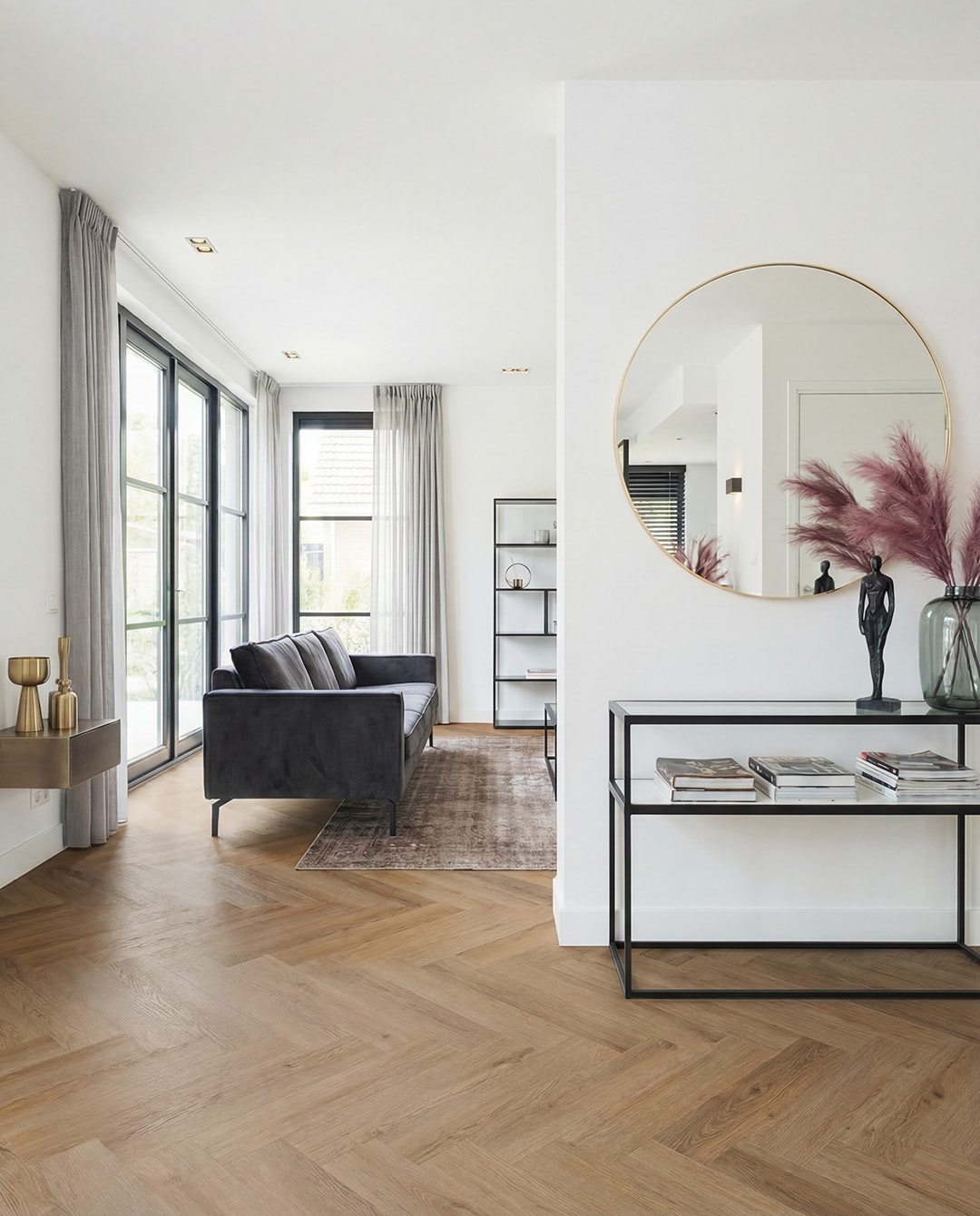 woonkamer, sofa, houten vloer, vaas, spiegel