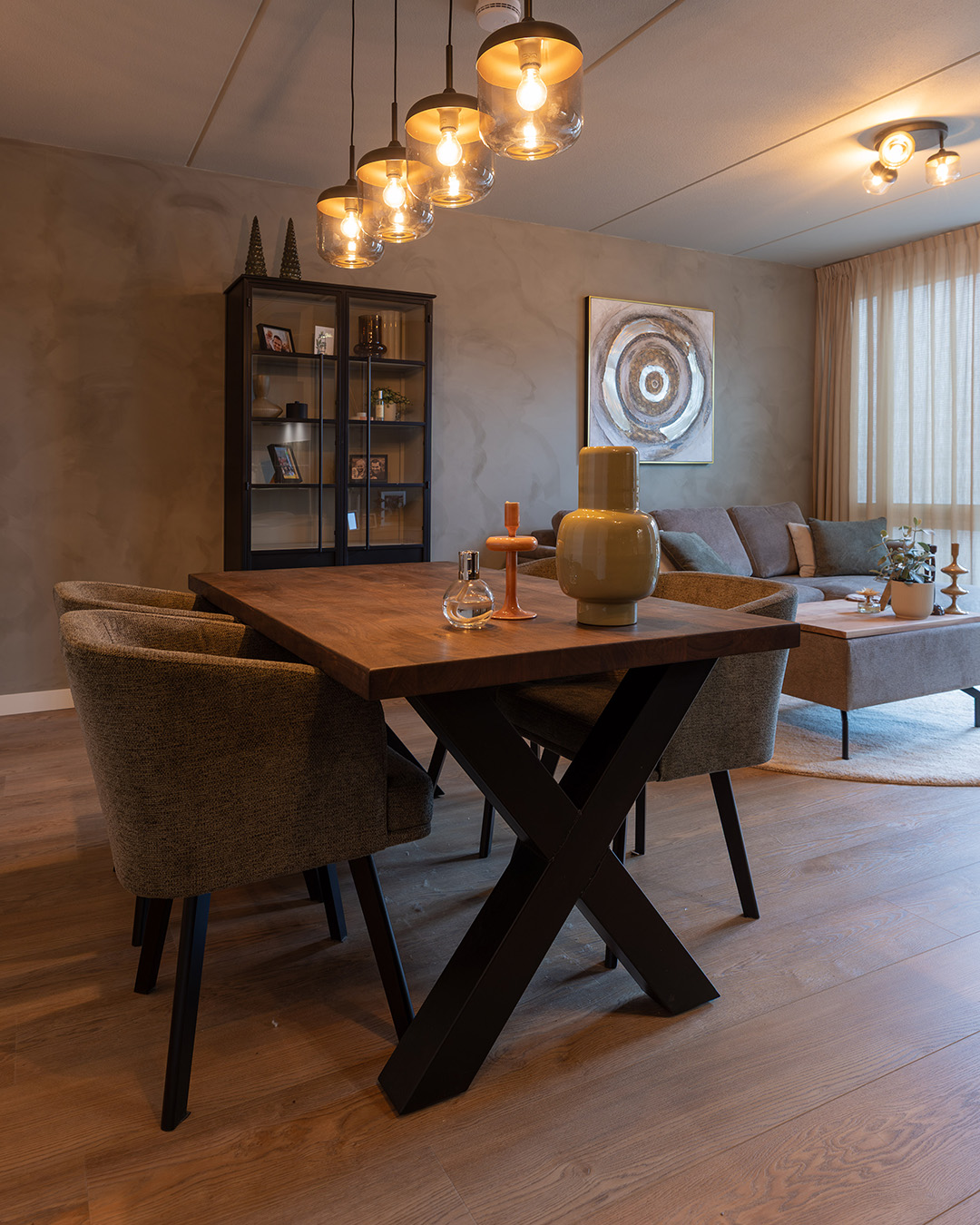 eettafel, houten tafel, kroonluchter, woonkamer, decoratieve vaas