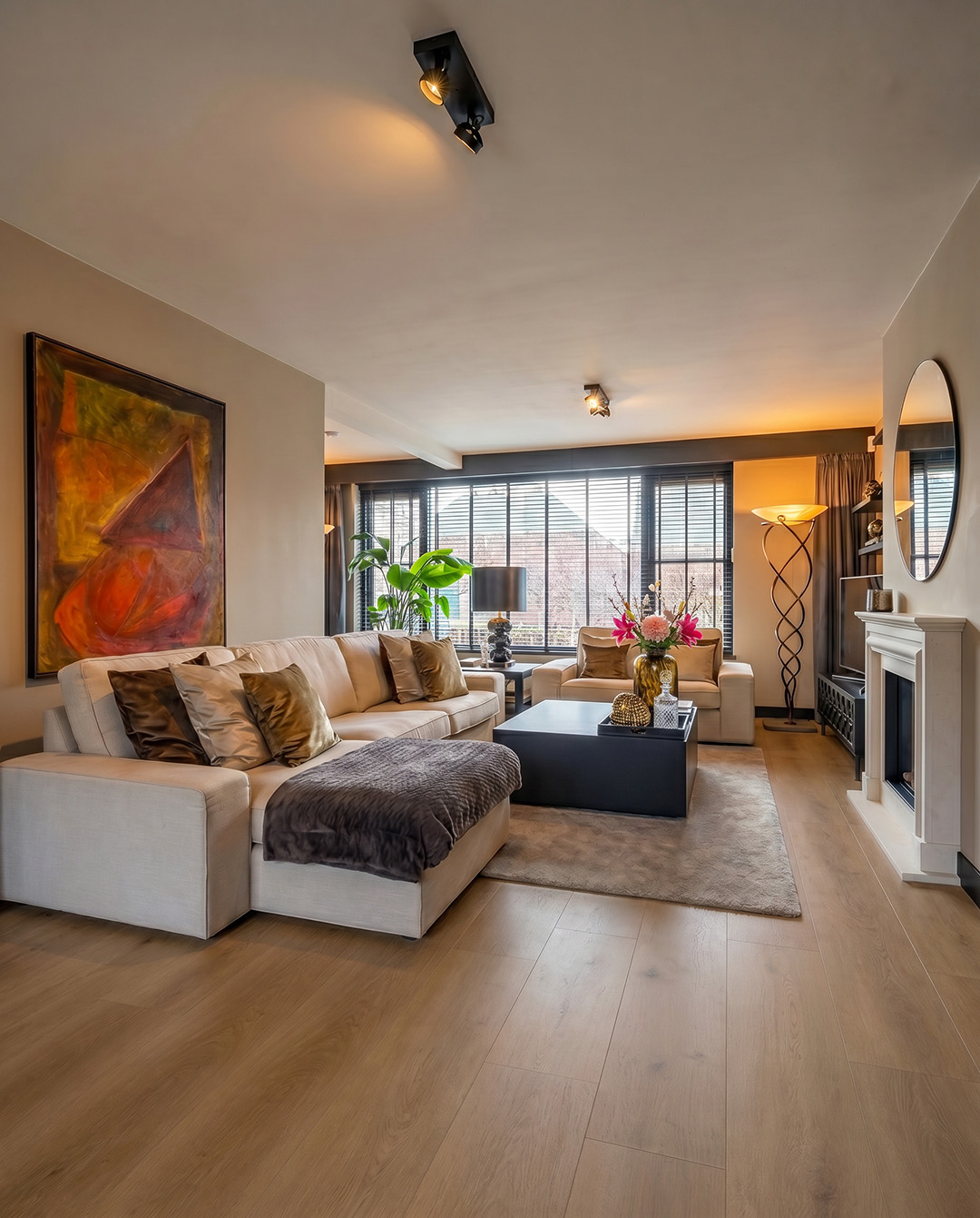 woonkamer, bank, salontafel, lampen, planten