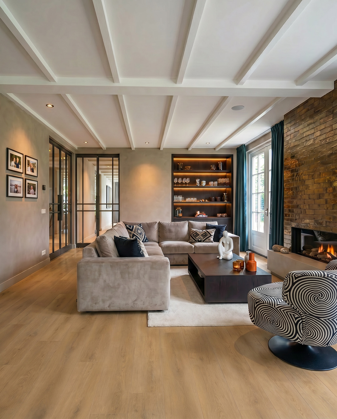 woonkamer, bank, salontafel, haard, boekenplank
