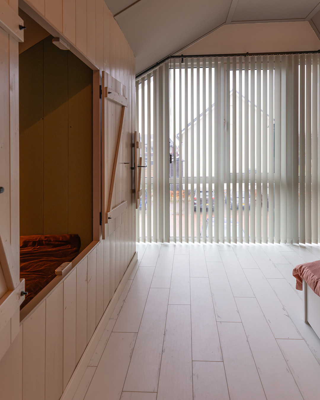 houten slaapkamer, witte vloer, lopende deur, verticale jaloezieën, kinderkamer